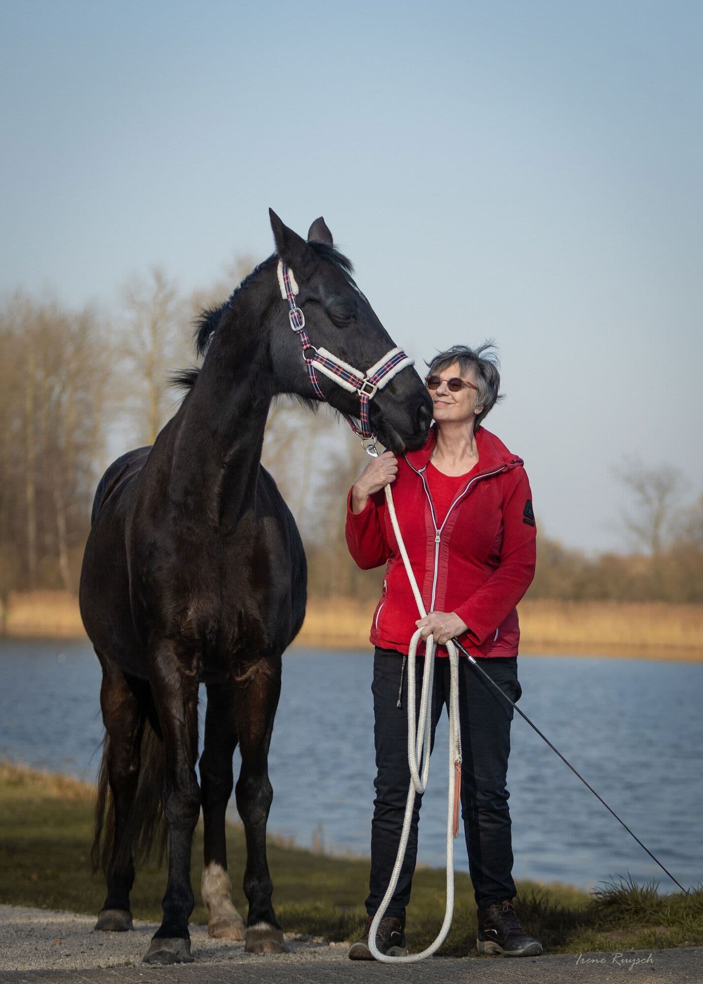 Mieke met een paard in avondlicht