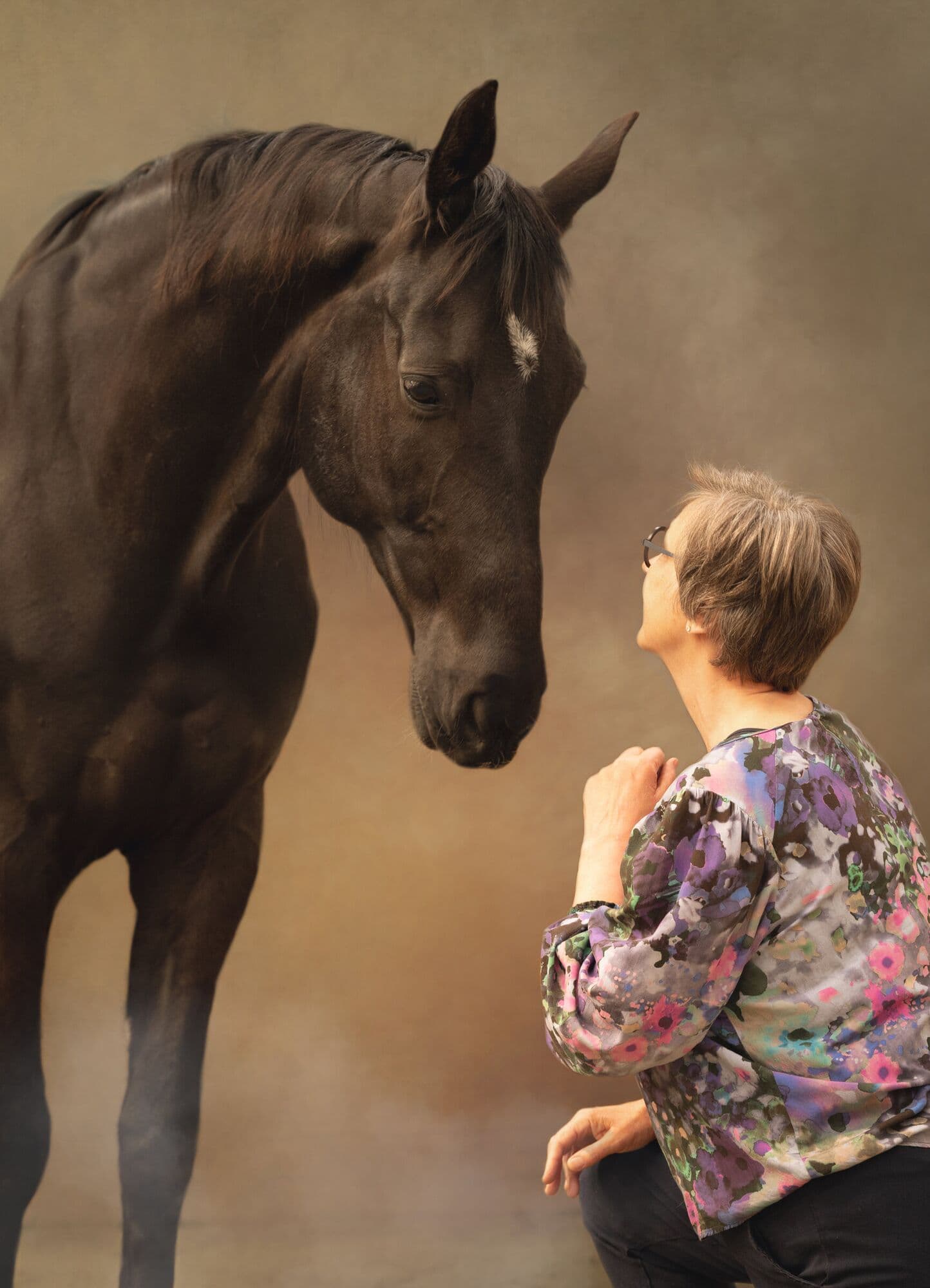 Mieke en een paard, aandachtig, het moment vóór contact