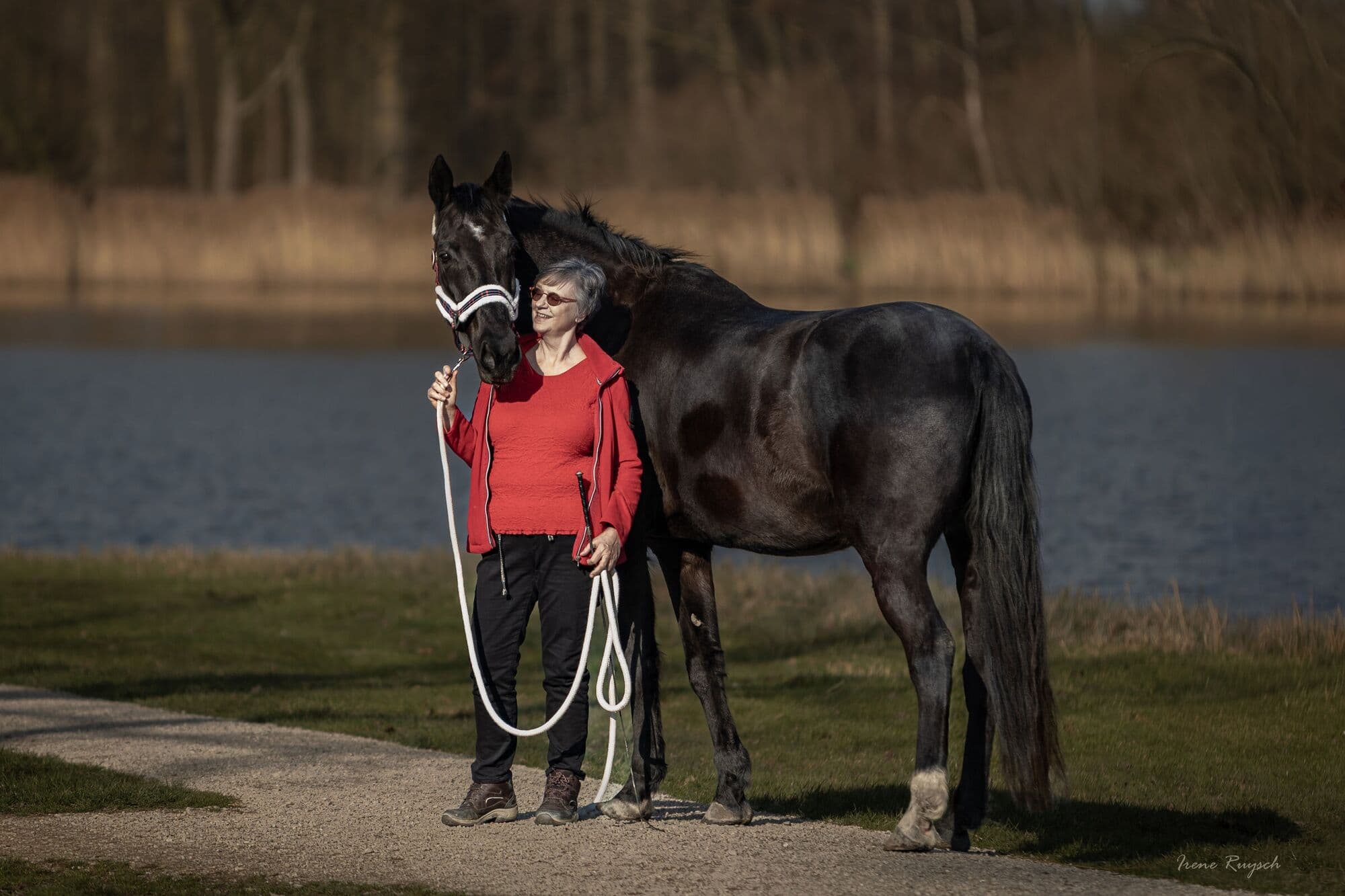 Mieke en een paard bij het water
